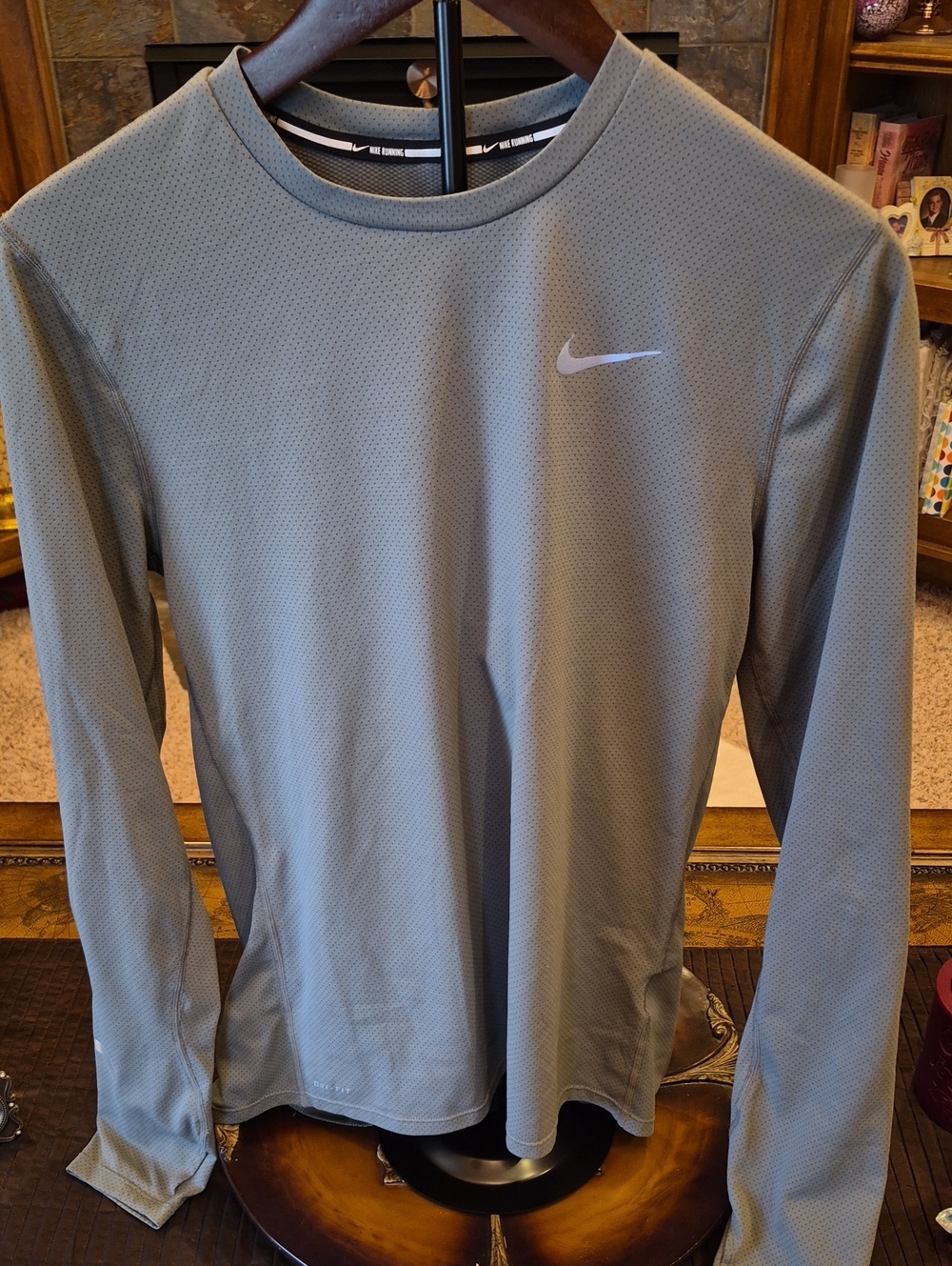 Nike Men’s Long-Sleeve Crew in  Gray Size Small Nike Running